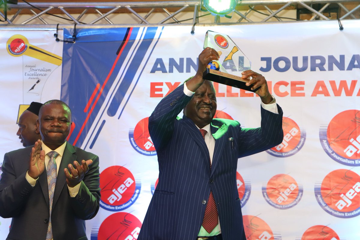Yasuke_KE's tweet photo. @johnallannamu @AfUncensored emerges the best journalist of the year at the #AJEA2019 #MediasummitKE2019 
A big congratulations! https://t.co/qpp0k3QS61