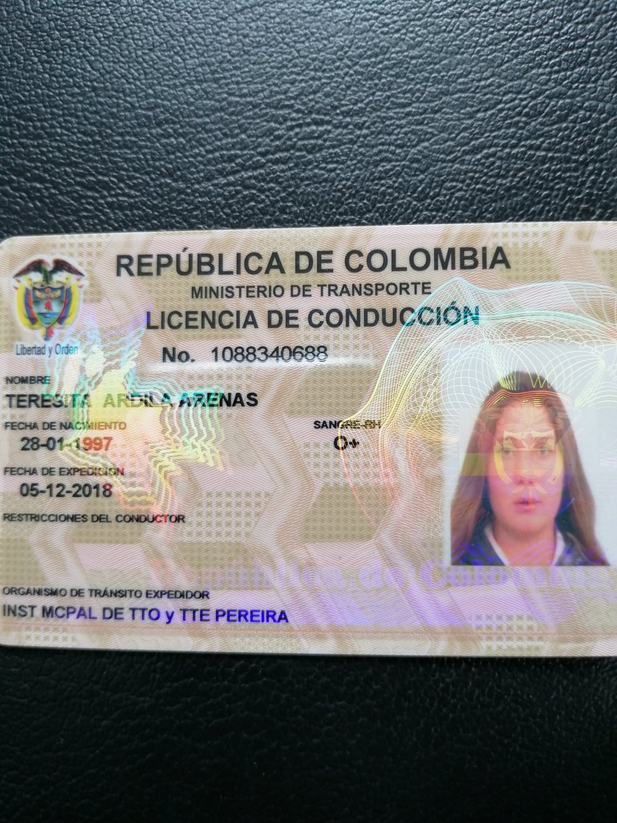 1932beta's tweet photo. @rcnradio @katherineH1215 Productora estrella esta es la licencia de conducción de Teresita Ardila Arenas,que me encontré en la acera occidental de la Cra 7 frente al gimnasio de la calle 43 cuando salí para mis https://t.co/AGw2DIUmIg próxima vez me iré al banco de Catastro. https://t.co/4FIW1ygF2t