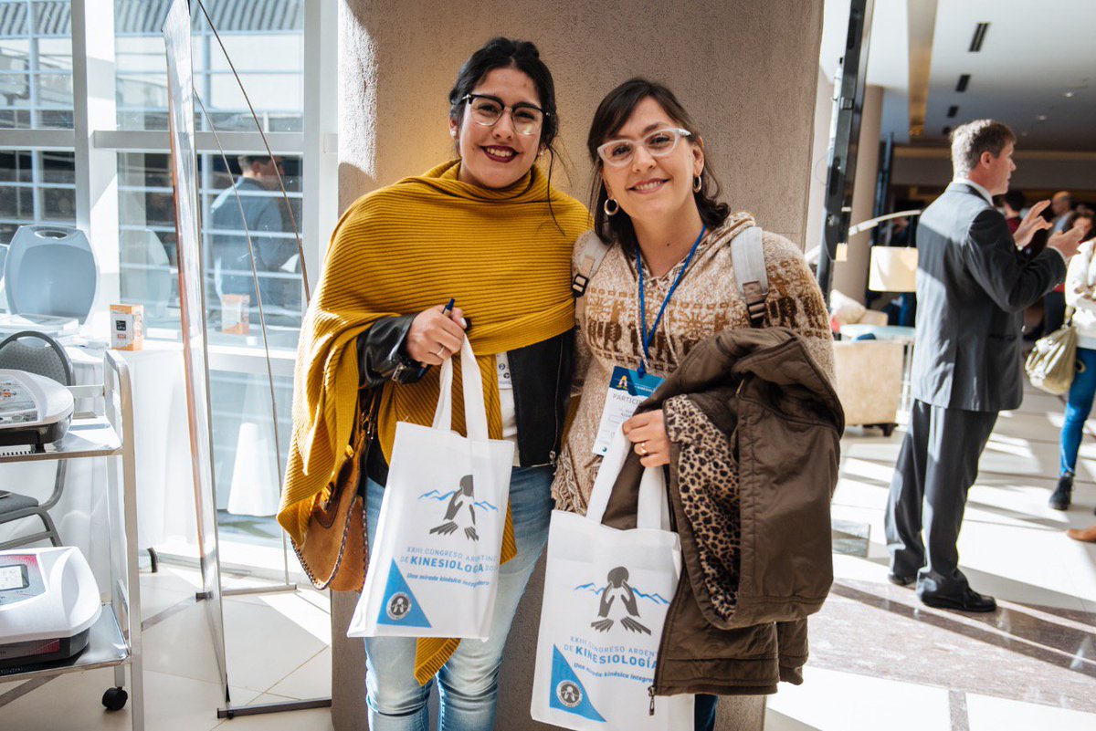 kinesio2019's tweet photo. 🤳Volvieron los sociales en la 2da jornada del #CKM2019 #Mendoza #CongresoArgentino

😎 Los participantes compartieron mates, charlas e información, antes de volver a las capacitaciones.

📲Etiquetá o nombrá a las personas que reconozcas en la foto. https://t.co/05ltjluJR3