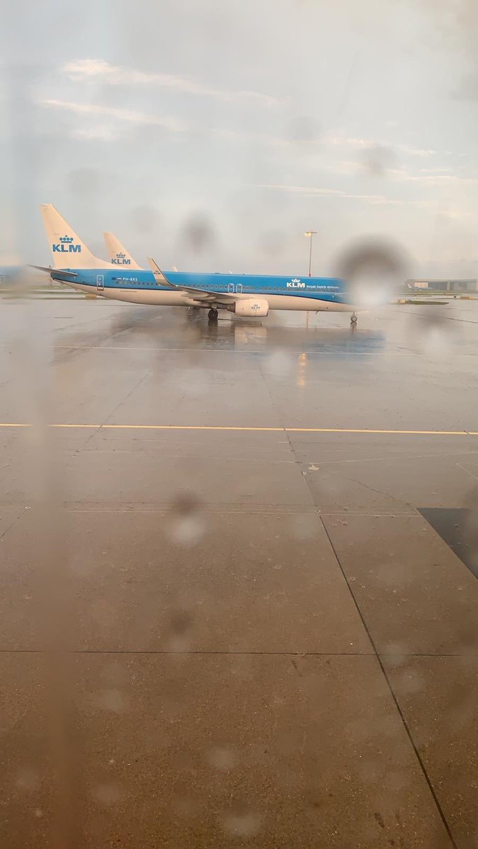MikebtnhsMike's tweet photo. Met zn allen al een uur in de wachtrij. @schiphol #tankprobleem #schiphol. https://t.co/t4N48bb2sh