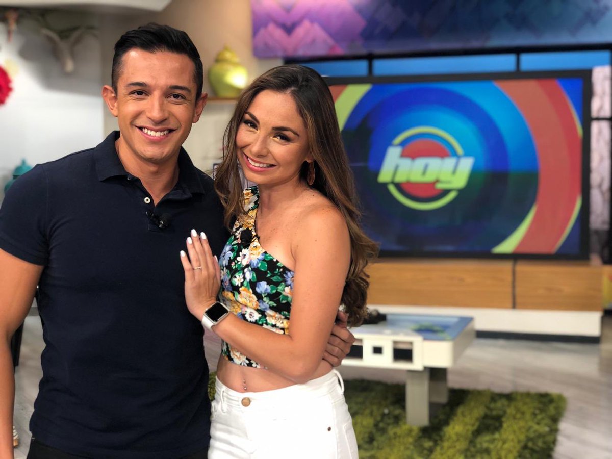 jesusgamajr's tweet photo. Gracias @programa_hoy por la invitación, @Perla_p_s y yo la pasamos increíble jugando con ustedes! #InseparablesGranFinal https://t.co/wixivLr9pN