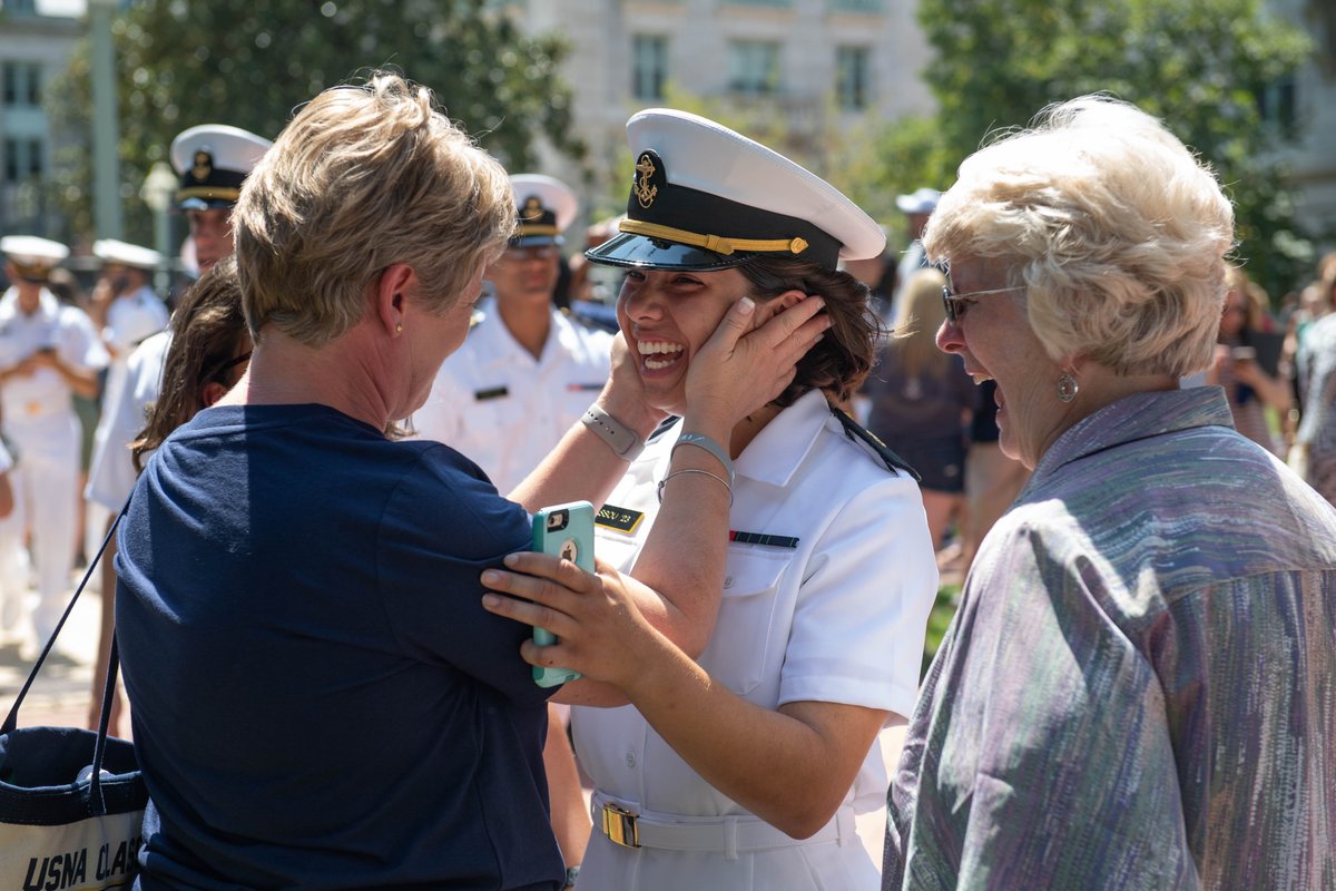 NavalAcademy's tweet photo. Plebes and families of #usna2023 were reunited today for the first time since #IDay. Hugs, tears and smiles were had by all. Now the plebes are off enjoying some town liberty and surely some rest and relaxation. Have a great weekend,2023! #USNavy #midshipmen #military #notcollege https://t.co/INmq60VwKc