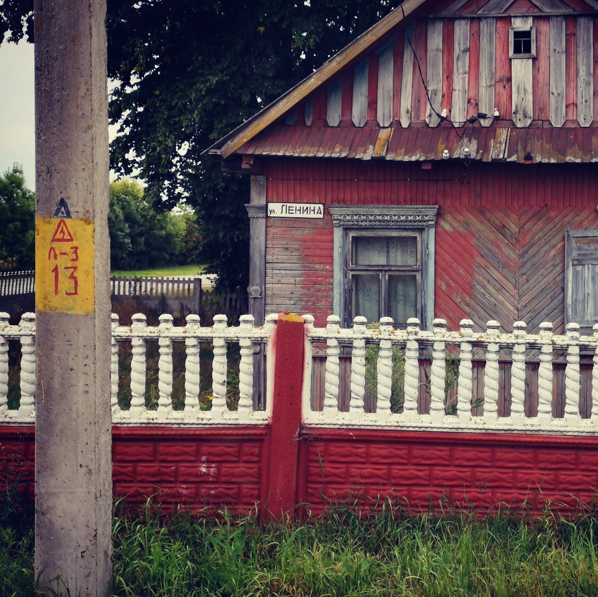 TeamUrbexplorer's tweet photo. A wooden house 🏠 on Lenin street somewhere in Belarus 🇧🇾 on our round trip #roadtrip #belarus #belarusgram #travelphotography #instatravel #architecture #streetphotography #urbexplorer #easterneurope 📸 https://t.co/fT8PqIuco8
