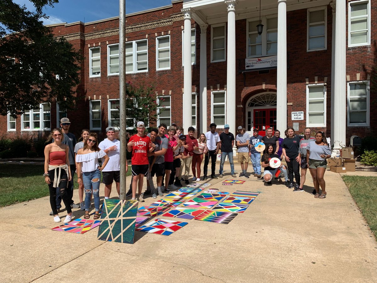 HopkinsSeminar's tweet photo. Great day of service at China Grove Elem. These kids helped spruce up a community flowerbed and created 24 pieces of art to brighten the stairwells. We cannot wait to come back! Thanks for having us! #SouthServes #srhs1920 @CGE_Principal @KellyWWithers @DavidMOvercash https://t.co/WY0QBwhrTv