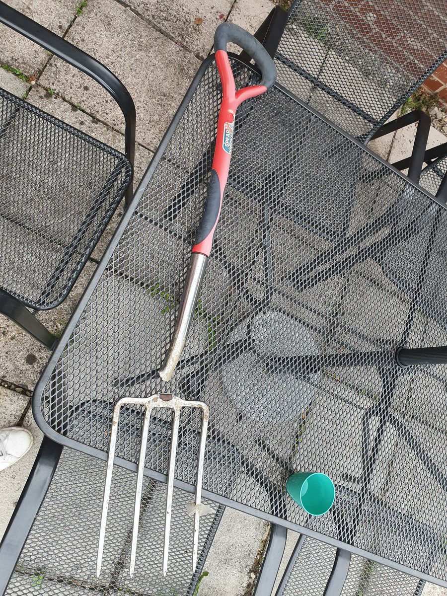 Barneysballs's tweet image. @spearandjackson Really disappointed with my Garden fork... Digging out a bit of grass and the poor welding gave way. Can't find my receipt, but the fork's less than 10 years old! #NotMadeToLast