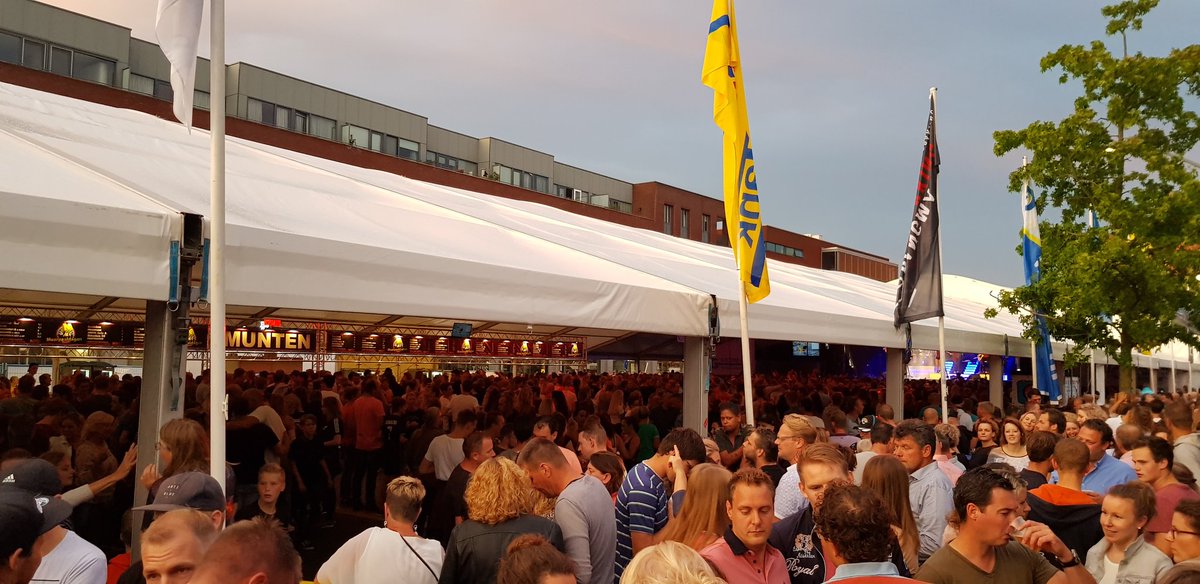 BHoogezand's tweet photo. Welkom in de #feesttent! Dit weekend worden ruim 40.000 bezoekers bij #Meerpaaldagen @MPDDronten in @VolgDronten verwacht. #Dronten #Flevoland #mpd2019 https://t.co/JSk745wbTT