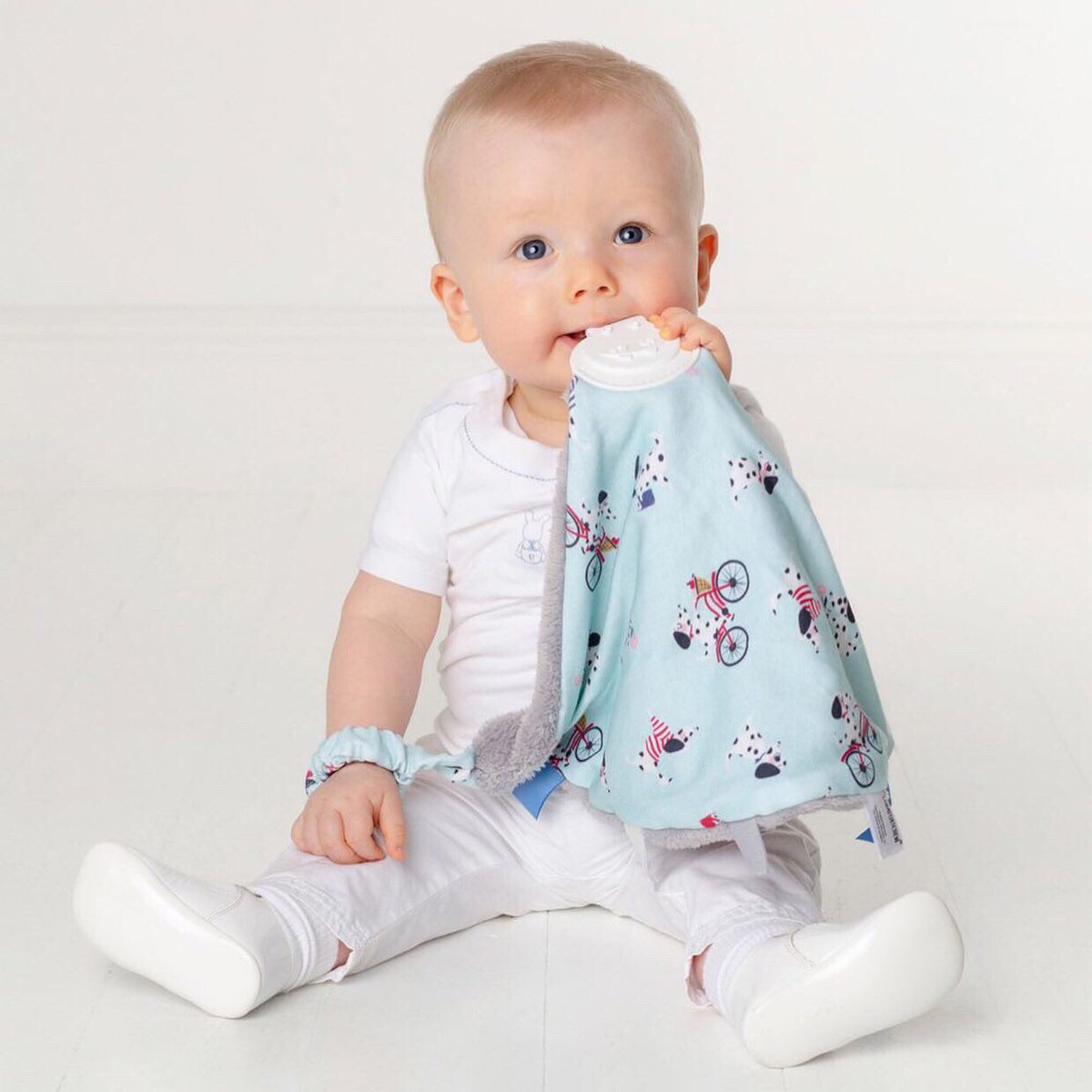 Little_PeopleUK's tweet photo. A super soft comforter with a teether &amp; tags &amp; a handy wrist strap... such an excellent idea: https://t.co/yVCXDj0GXX https://t.co/DNhXLN0nc3