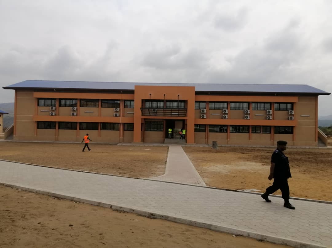 UEenRDC's tweet photo. Réception provisoire installations de l'#Acapol, Académie de Police. Bâtiment administratif, dortoir de 128 lits, salles de cours pour la formation des commissaires &amp; sous-commissaires. Cérémonie en présence du conseiller spécial du Chef de l'Etat &amp; @comgenpnc. Coopération 🇪🇺en🇨🇩 https://t.co/yvAJw00JKk