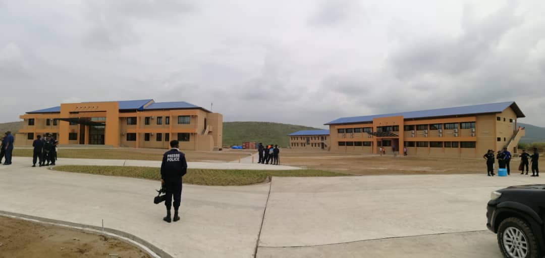 UEenRDC's tweet photo. Réception provisoire installations de l'#Acapol, Académie de Police. Bâtiment administratif, dortoir de 128 lits, salles de cours pour la formation des commissaires &amp; sous-commissaires. Cérémonie en présence du conseiller spécial du Chef de l'Etat &amp; @comgenpnc. Coopération 🇪🇺en🇨🇩 https://t.co/yvAJw00JKk
