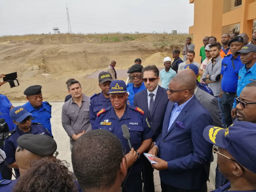 UEenRDC's tweet photo. Réception provisoire installations de l'#Acapol, Académie de Police. Bâtiment administratif, dortoir de 128 lits, salles de cours pour la formation des commissaires &amp; sous-commissaires. Cérémonie en présence du conseiller spécial du Chef de l'Etat &amp; @comgenpnc. Coopération 🇪🇺en🇨🇩 https://t.co/yvAJw00JKk