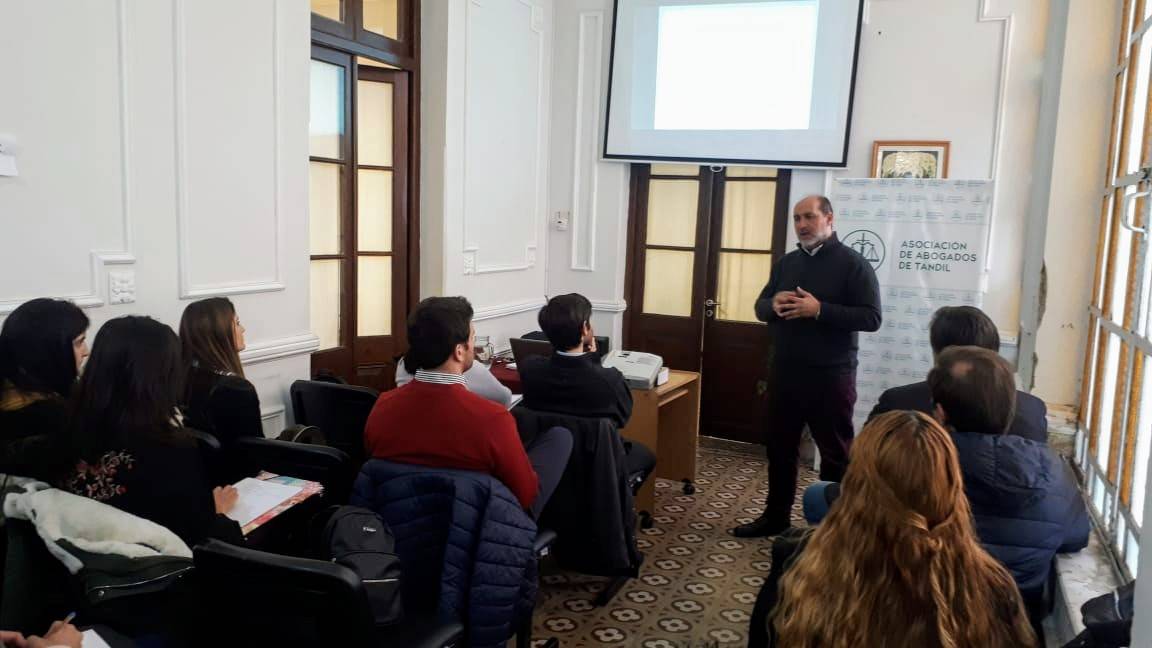 AAT_oficial's tweet photo. ➡ #PENAL - Se lleva adelante en estos momentos en nuestra sede de la AAT, el primer módulo del Ciclo de Charlas de Penal.
Disertante: Dr. Diego Araujo
#AAT #PENAL https://t.co/GnRwRSNknk