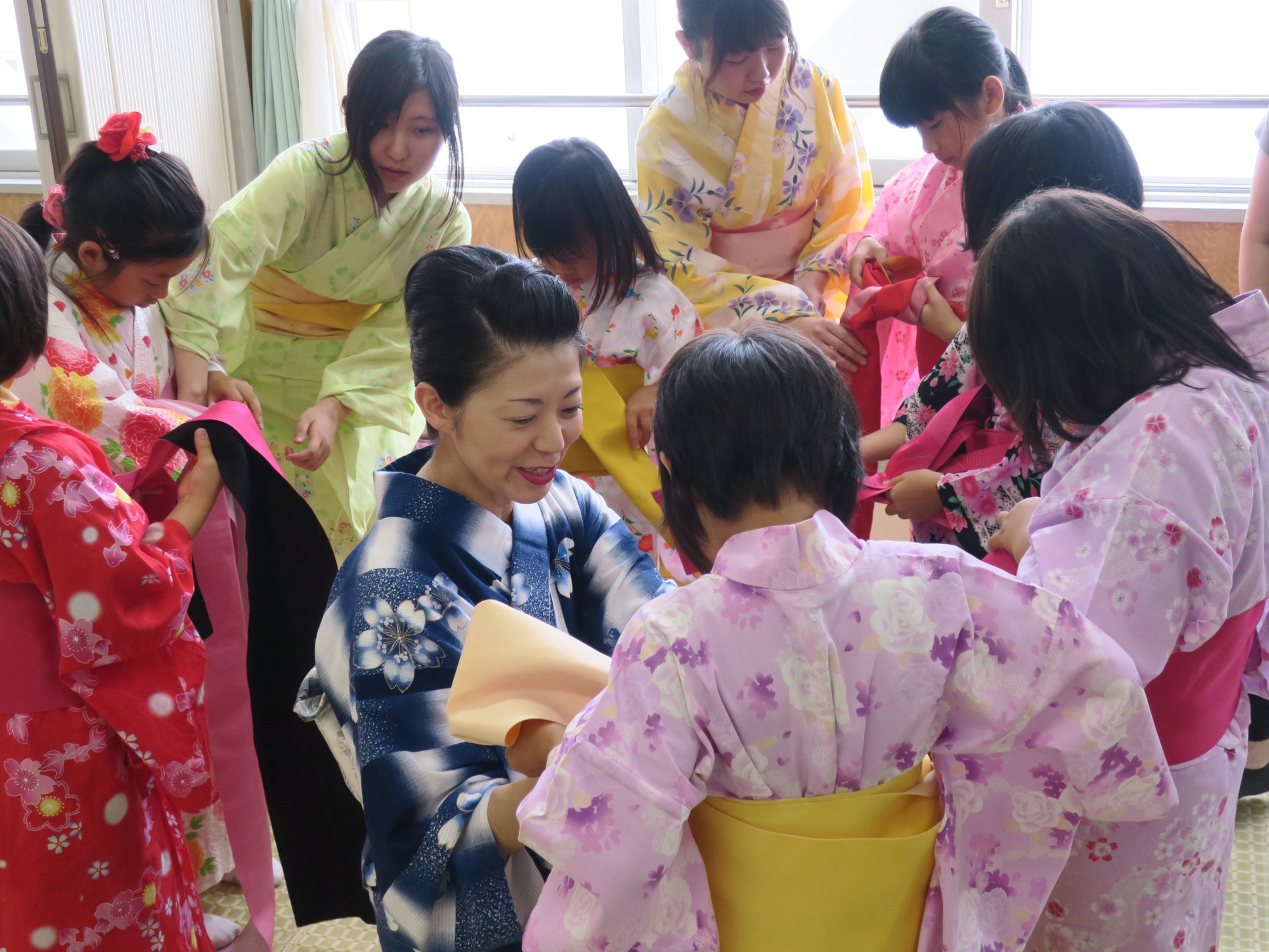 昨日は児童会館で浴衣着付け体験 1年生から6年生までの小学生が自分で浴衣を着ました 保育の専門学生にも浴衣姿でアシストアクティビティ指導を 小林豊子きもの学院 Twitter 19 08 10 札幌市 その他地域の和のおけいこ 日本文化 小林豊子きもの学院