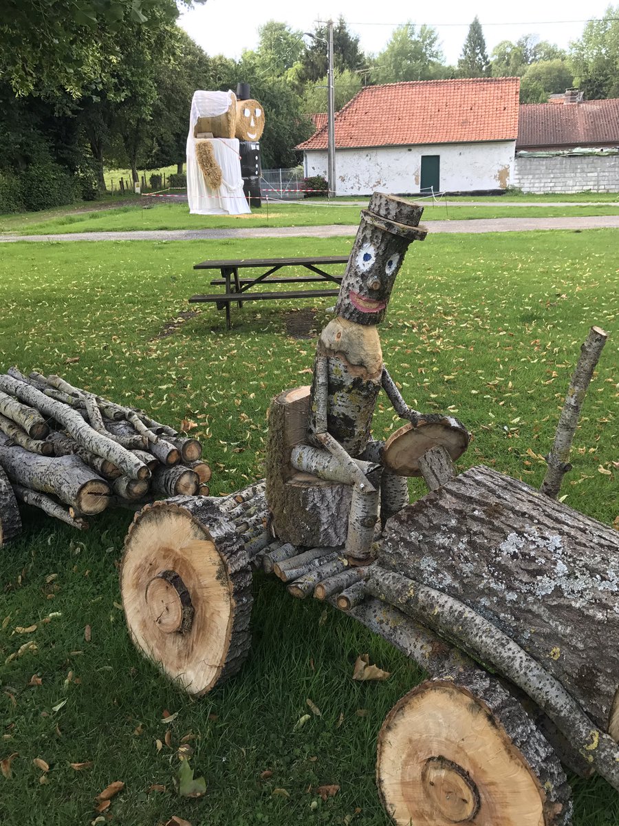 lynch_ek's tweet photo. So many bonkers reasons to love rural France. #royon #septvallees #nordpasdecalais https://t.co/WaIuZ082Tl