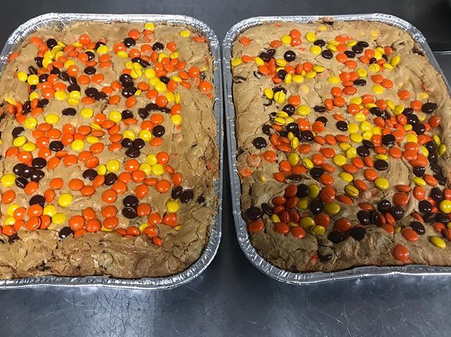 TheCheesecakeN1's tweet photo. One is sold, one is not, they are both still hot but when they are not one can be yours.  It’ll be ready around 3:00! https://t.co/9XqZyfHiYs