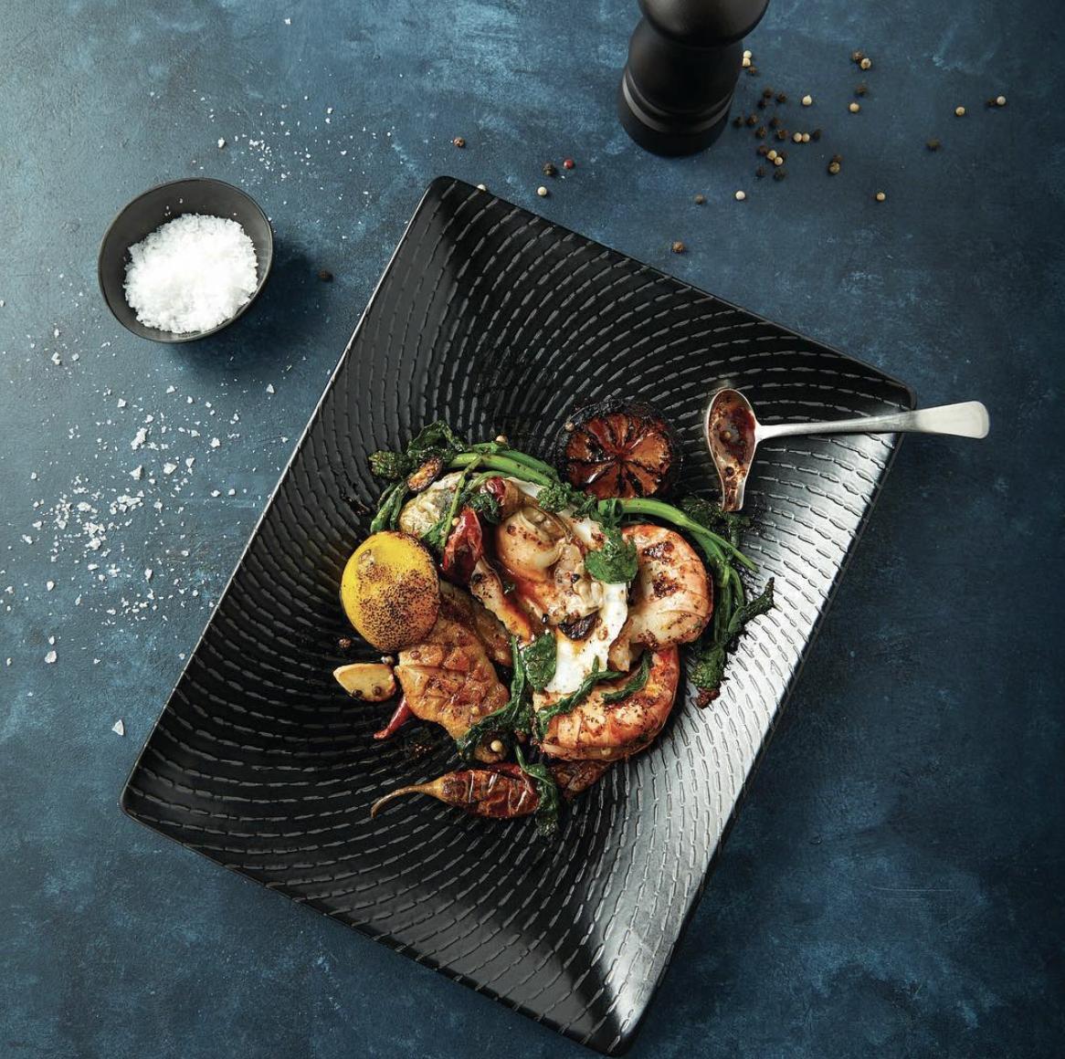 WalkingMatters's tweet photo. Each piece of @OneidaFS's Urban Collection combines a tactile-sense of carved relief with the charm of spiraling focal patterns, perfect for classic plating techniques.
#TabletopMatters
#oneida #foodservice #oneidafs #serveperfectly #plating #chef #cheflife #dinnerware #artisan https://t.co/bWrNRIzJv2
