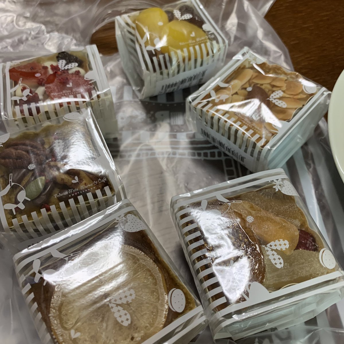 zaikun_70's tweet photo. 親戚宅へ。
#マルイファミリー志木店 1Ｆイベントブースなので期間限定かも。
#FEDERICOMATE ( #フェデリコマテ )の #MINIPA ( #ミニパ )を手土産に。
小さい #パウンドケーキ 。
#マテ茶 が練り込まれドライフルーツ等がトッピング。
&amp; #キャラメルスモアフラペチーノ

https://t.co/HN1j6RIeET https://t.co/gc8a9a8xnl