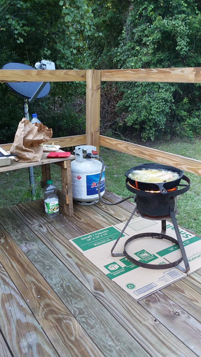 sawpine9's tweet photo. Fryin them Catfish on friday night.
GOD BLESS THE SOUTH
#fryingfish https://t.co/ui91HTpzi7