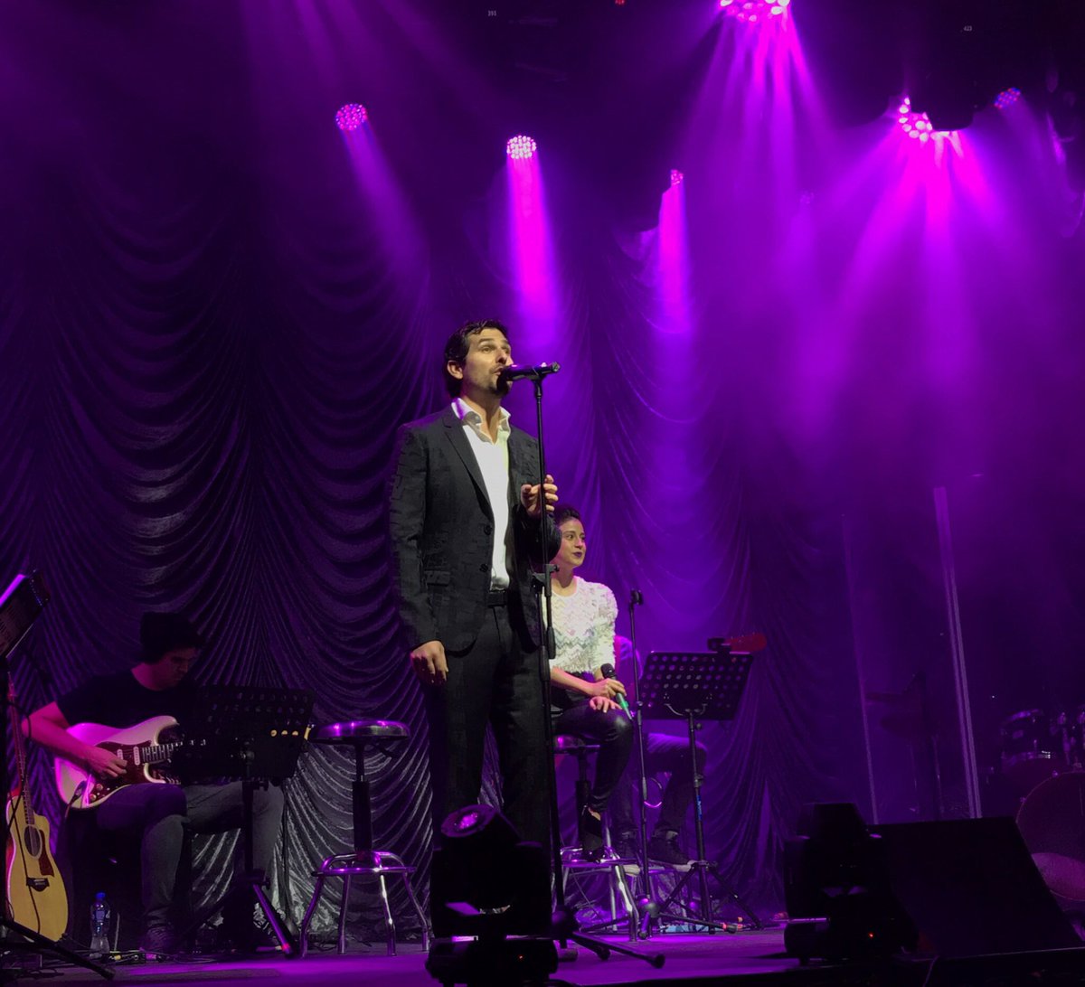 viogg_rp's tweet photo. Anoche fue el primer concierto de #FueraDelElenco con @AitzaTeran y @alan_estrada , fue una noche increíble! El siguiente es @Mariosepulveda1 con @palomacordero el 22 de agosto en el @ForoVienaMx 🎤💜🎭

¡Compra tus boletos! https://t.co/zFqWGVskic