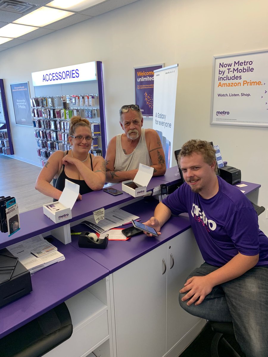 craftcom's tweet photo. Alex welcoming Marv and Angie to the Metro by T-Mobile family!!! ⁦@SteveLessor⁩ ⁦@TracyLangeMetro⁩ #metrobytmobile #boldnorth https://t.co/m92RVFJTWP