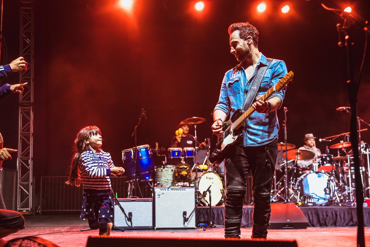 SeanHmusic's tweet photo. Nope... Not looking to have any kids π€£
But what a great shot by @ohdagyophoto! π€πΌπ€πΌ
#smashmouth
#shabatguitars
#moodyleather
#labellastrings
#Uepero
#dallenpickups https://t.co/UBXtMGR3SM