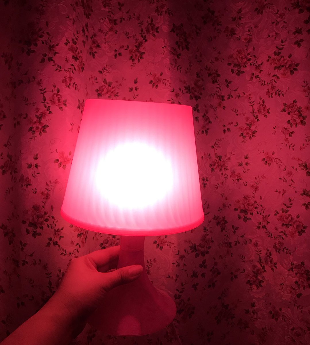 ピロ V Twitter 白のledライトを壊しちゃって代わりに前に買ったikeaのピンクのライトを使ってるけど 部屋がピンクになるから可愛い反面 外から見たらどう見えるかちょっと心配 T Co Bf7duhnjga Twitter
