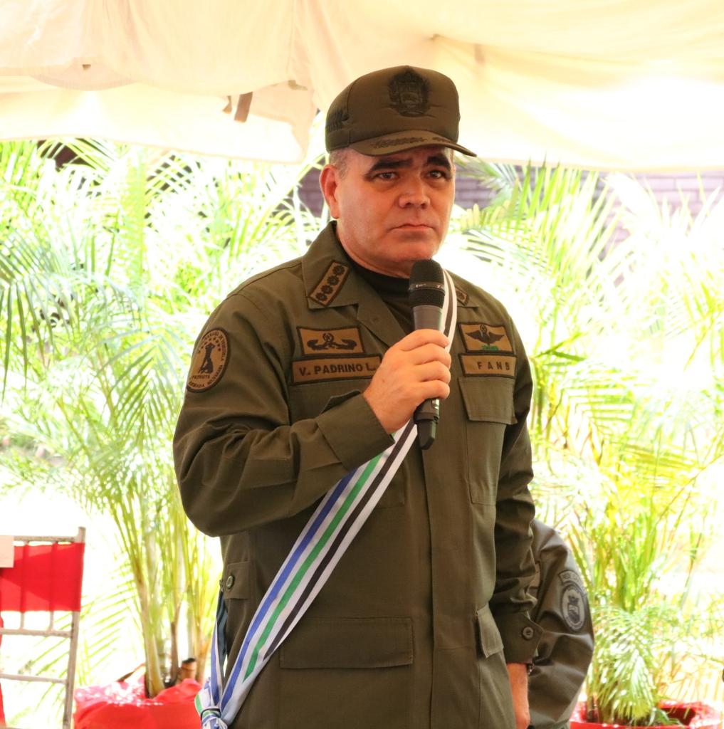 PrensaFANB's tweet photo. GJ Padrino: "Todos los líderes y lideresas revolucionarias tienen que irse a las calles a ver y sentir los sufrimientos y calamidades del pueblo del que venimos (...) Tenemos que unir fuerzas, respetando los linderos de nuestras atribuciones, pero caminando por el mismo sendero". https://t.co/w2x40l3hC6