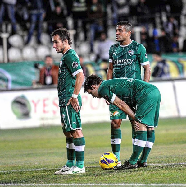 tribundergi's tweet photo. Bir zamanlar #Bursaspor'da frikiğin başı. (via @16numaraa) https://t.co/6AOYKVkviM