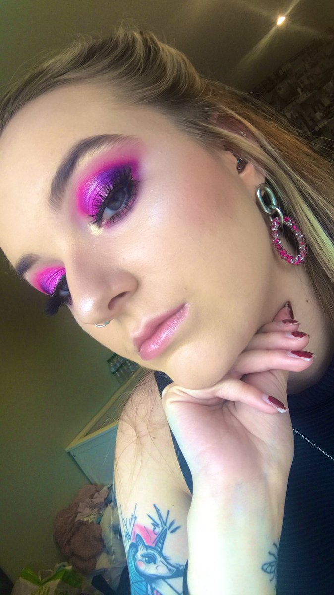 MissCdavies1's tweet photo. bashed out a lewk with my new @JeffreeStar #jawbreaker palette today absolutely GASSED with the outcome #cherrywet #cottoncandy🍭🍭🍭🍬🍬🍬🍉🌈🌈 https://t.co/IoZkvABHLw