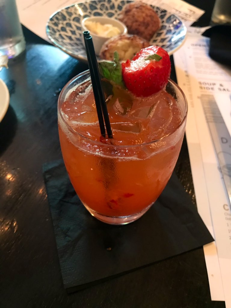 __navita__'s tweet photo. Great start to the birthday weekend! Cheers ๐น #DevonSeafood #Philly https://t.co/b3YskofDaQ