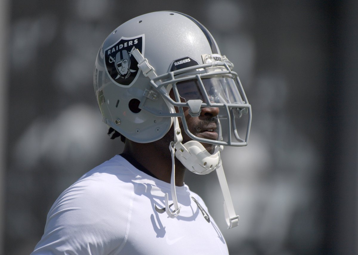 BleacherReport's tweet photo. Antonio Brown has told Raiders officials that he will not play again if he doesn't get to wear his old helmet, per @AdamSchefter https://t.co/lbiGOGzSQ3