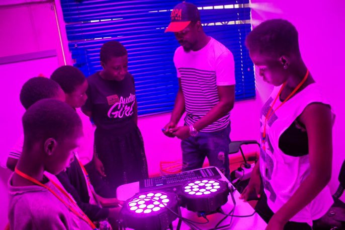 GeniusJokerNG's tweet photo. Professionals are teaching young ladies to become professionals in Audio technology and it is completely Free, all thanks to @AudioGirlAfrica on this. #CAP2019live https://t.co/Ei16ISX7fW