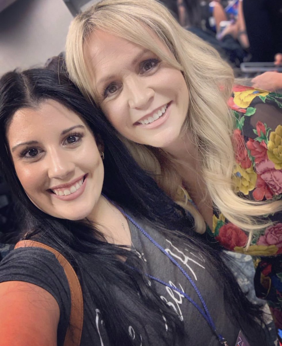 EyeCon3000's tweet photo. Cute selfies with @BarbAlynWoods from #OTHx ❤️
.
.
.
Tickets to meet your fav #OTH actors are on sale at https://t.co/BbVJ5iv23n #TreeHillTakesState #RavensinRaleigh #OneTreeHill #DebScott https://t.co/V3f35swpxF