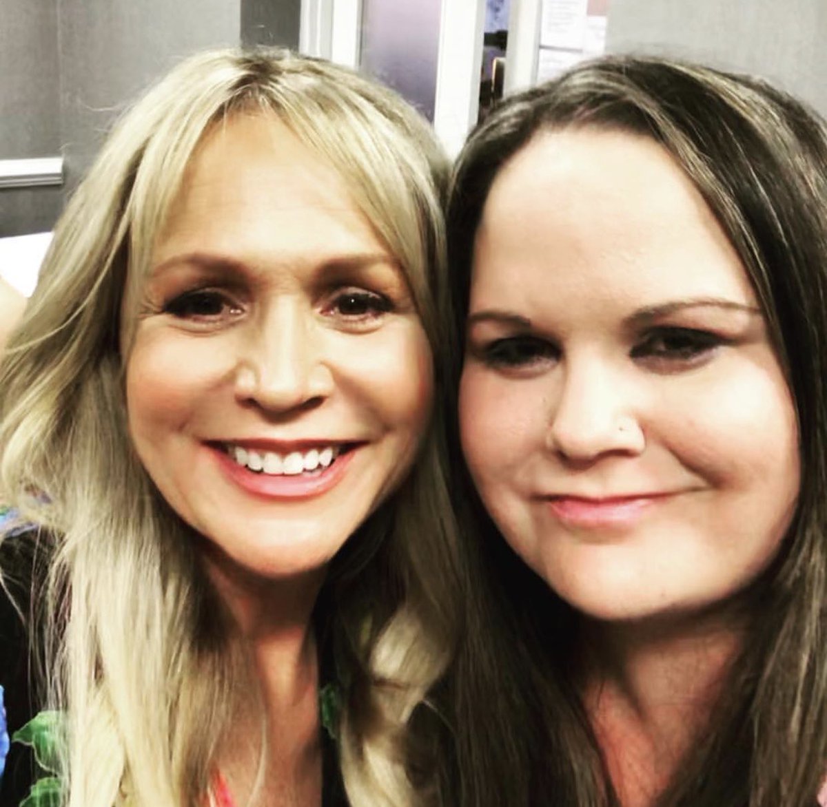 EyeCon3000's tweet photo. Cute selfies with @BarbAlynWoods from #OTHx ❤️
.
.
.
Tickets to meet your fav #OTH actors are on sale at https://t.co/BbVJ5iv23n #TreeHillTakesState #RavensinRaleigh #OneTreeHill #DebScott https://t.co/V3f35swpxF
