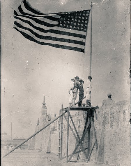 SandungaRdz's tweet photo. Imagen de las tropas norteamericanas izando la bandera Estadounidense en el Edificio de Ferrocarriles de la Ciudad de Veracruz después de la invasión de Abril, 1914.
Imagen:Crédito a quien corresponda.
#NuestroVeracruz
@Hec_Castellanos
@Manzanares_E @GARADIRE2014 @GASSIRE_oficial https://t.co/YzhFcUTbHk
