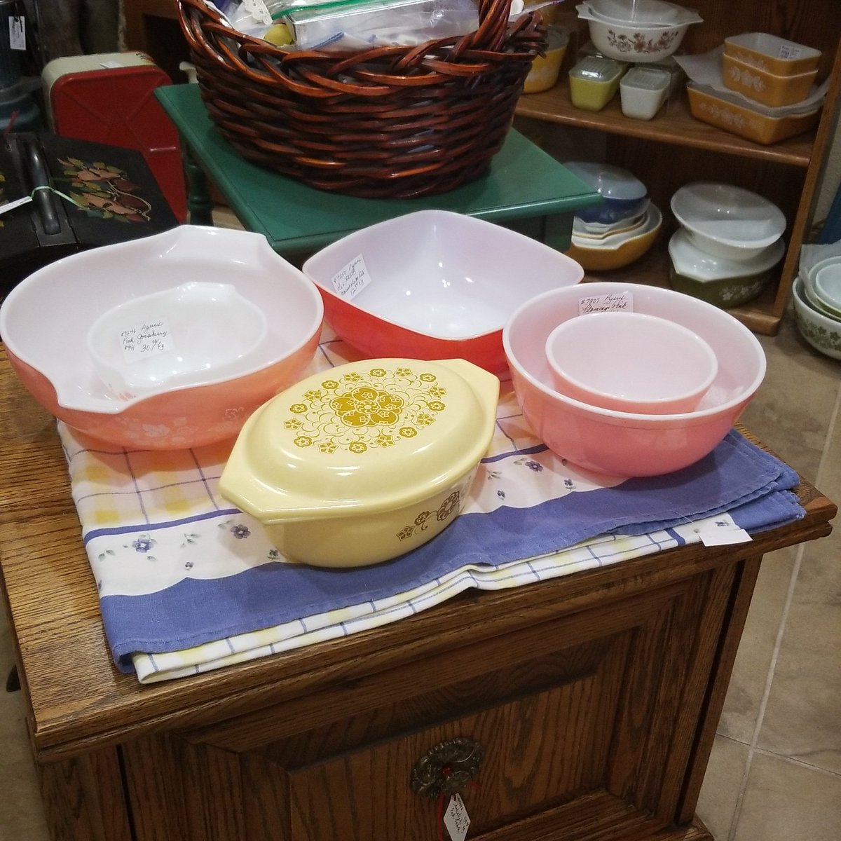 FiengoJane's tweet photo. Pyrex!!! Pink Gooseberry, Red Casserole, Flamingo Pink, & Kim Chu with Lid!!!! #pyrex #pinkgooseberry #redcasserole #flamingopink #kimchu #bethsbooth #theantiquemallelpaso #helenshiddentreasures #helenschoice #Janeswall #circa #bechoosey #getlostep #centralelpaso https://t.co/RCbSEKTvn7
