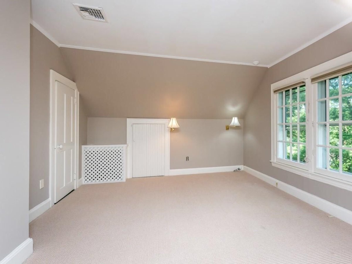 level5pntgllc's tweet photo. Large windows and light colors are the perfect combination to brighten up your house. Save this tip and inspiration to transform your home. Get inspired by our project painted in Newton, MA.
Photo: @zillow
#LevelFivePainting #InteriorDesign #PaintingAndDecor #ProfessionalPaint https://t.co/vXoVucv0hs