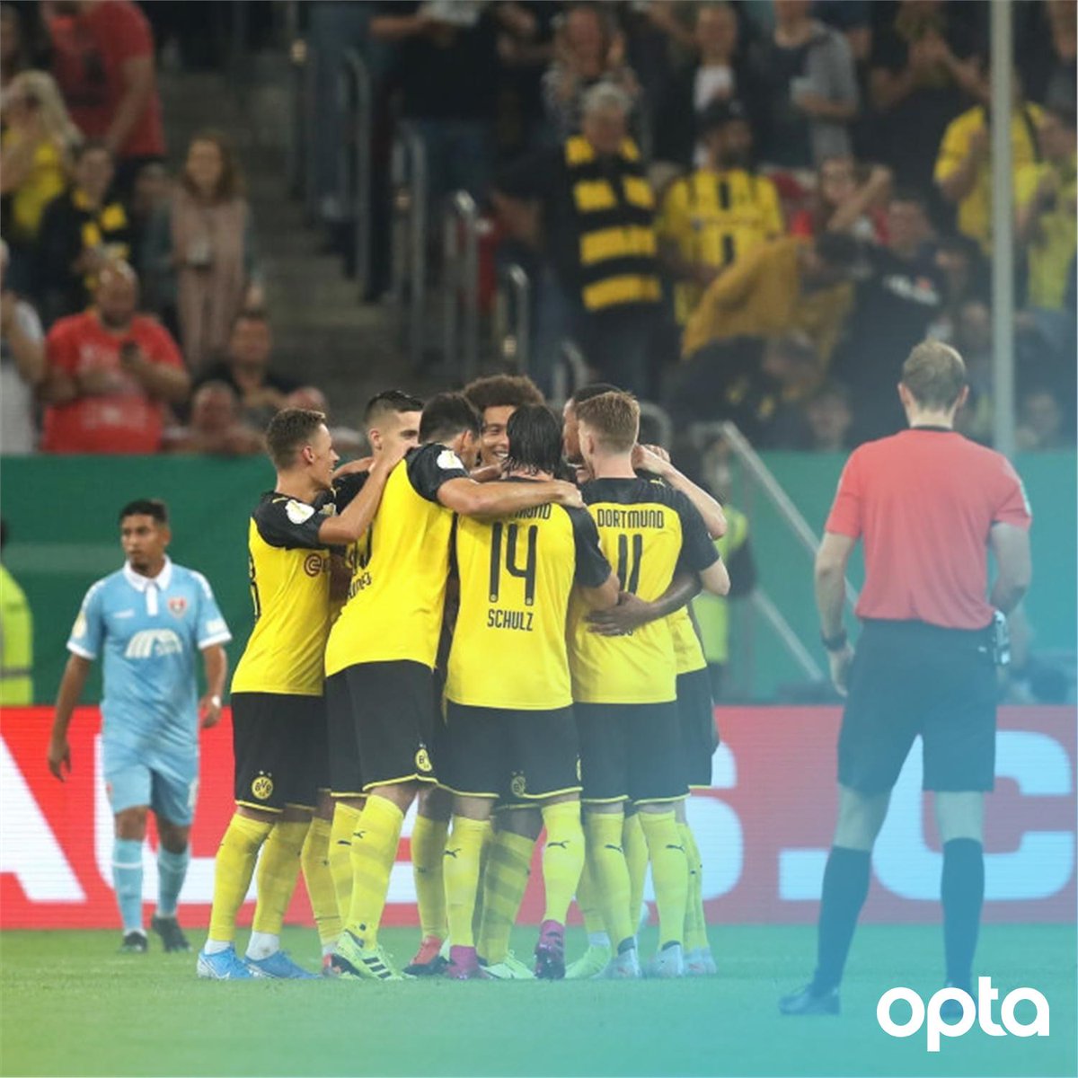 OptaFranz's tweet photo. 92% - @BlackYellow have completed 92% of their passes against KFC Uerdingen; their highest passing accuracy in a Cup game since detailed data collection 2008-09. Precise. #KFCBVB #DFBPokal https://t.co/FEKPncNGEV