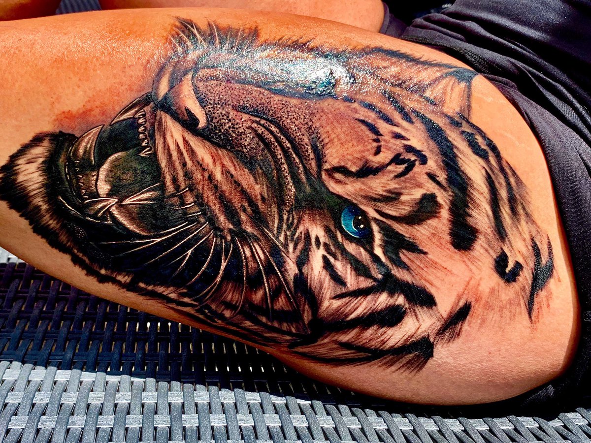 bk_klev's tweet photo. Complete! One day after! Wow!! We hope to see you soon at @PrisonBreakTatt, home of @AETV #HeroInk. We appreciate your support! Email us today for an appointment. prisonbreaktattoos@gmail.com  #HeroInk @MatadorContent @OfficialLivePD @LivePdFans @HeroInkFans https://t.co/PRAovUvpaN