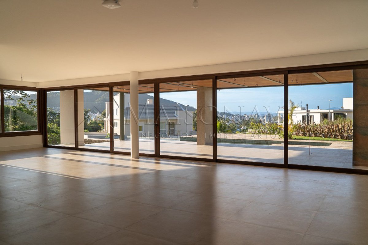 maisonave_'s tweet photo. Mansão em condomínio fechado acaba de entrar na nossa pauta! 
Ela possui 5 amplas suítes, salas, cozinhas, área externa com piscina de borda infinita. Suas janelas de vidro trazem mais integração a parte externa, luz natural e o conceito de arquitetura moderna e geométrica. https://t.co/p4ZFCs1Pib