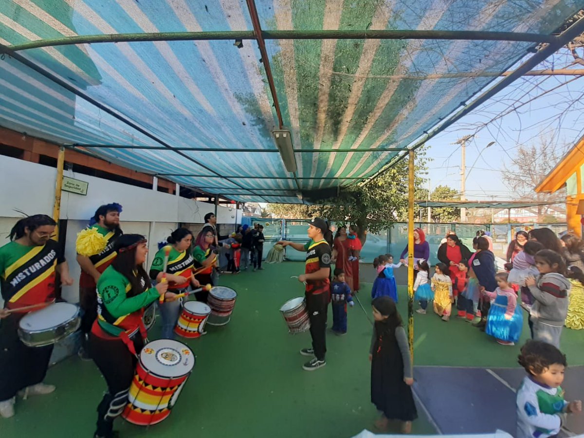 comisaria_21's tweet photo. #EstacionCentral  Oficina Micc. 21° Comisaría  @Carabdechile  Asiste a invitación del Jardín Infantil Charbel en la celebración del día del niño #LaPrevencionEsNuestraEsencia  #JardínCharbel #OrdenyPatria https://t.co/9oKmkHKDVP