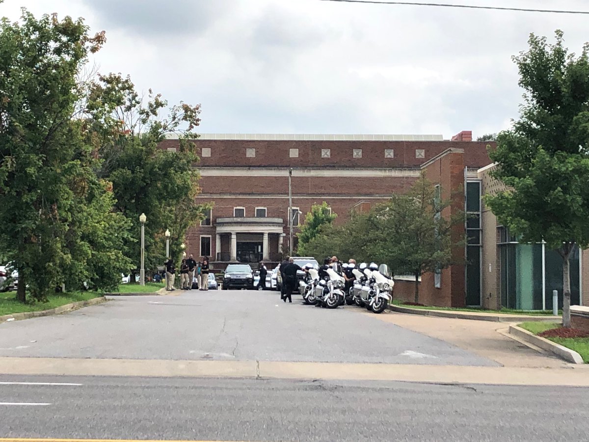 JBroachWMC's tweet photo. #motorcade readying for #debrajohnson trip home @JBroachWMC https://t.co/sVdzlrdiCY