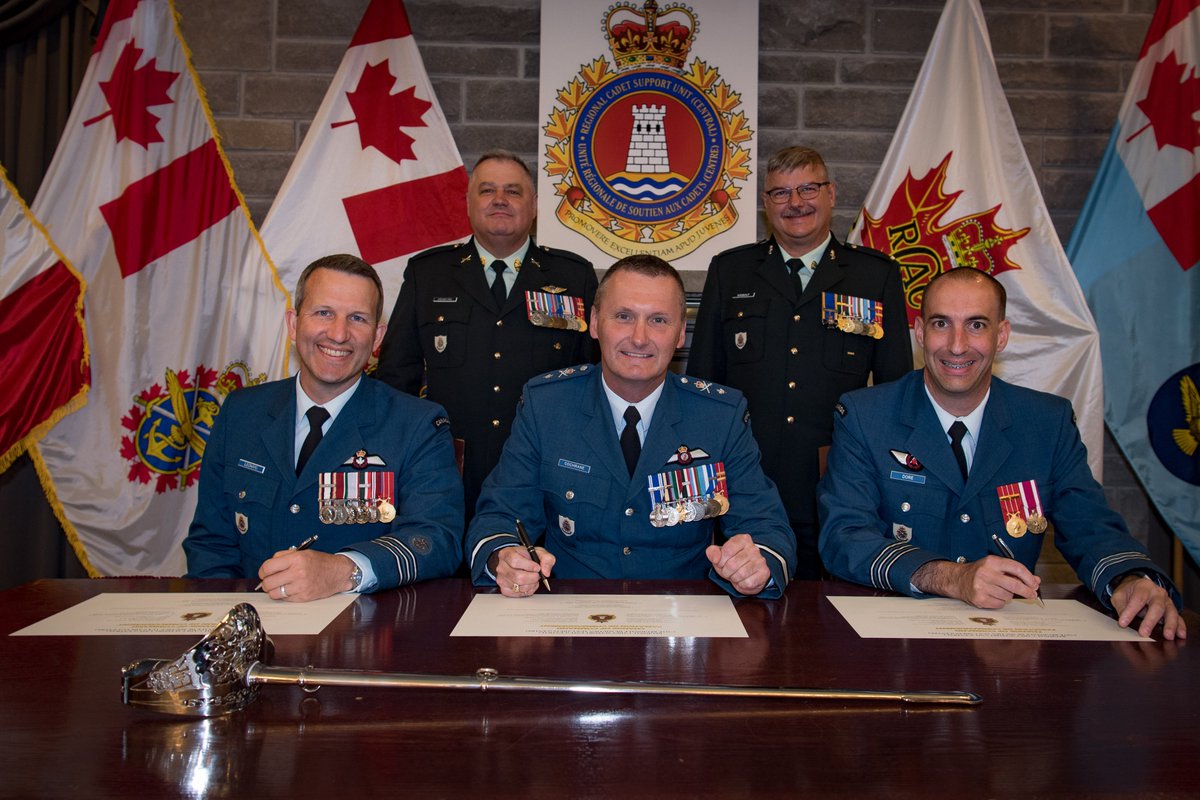 OntCadets's tweet photo. Today, @ontcadets welcomes our new Commanding Officer, Lieutenant-Colonel Leonard, whose mission is to develop youth into effective leaders in communities across #Ontario! https://t.co/Vx8Hlp9XIw