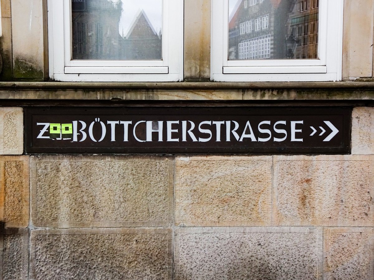 isoletters's tweet photo. While denying us a capital eszett, this street name sign – or, rather, name sign pointing to a street – gives us an umlaut style we hadn’t seen before. As it happens, ‘O’ is one of the letters with gaps. And as it happens, the umlaut marks neatly fit in one of them. #UmlautWeek https://t.co/4ivbFrMCkp