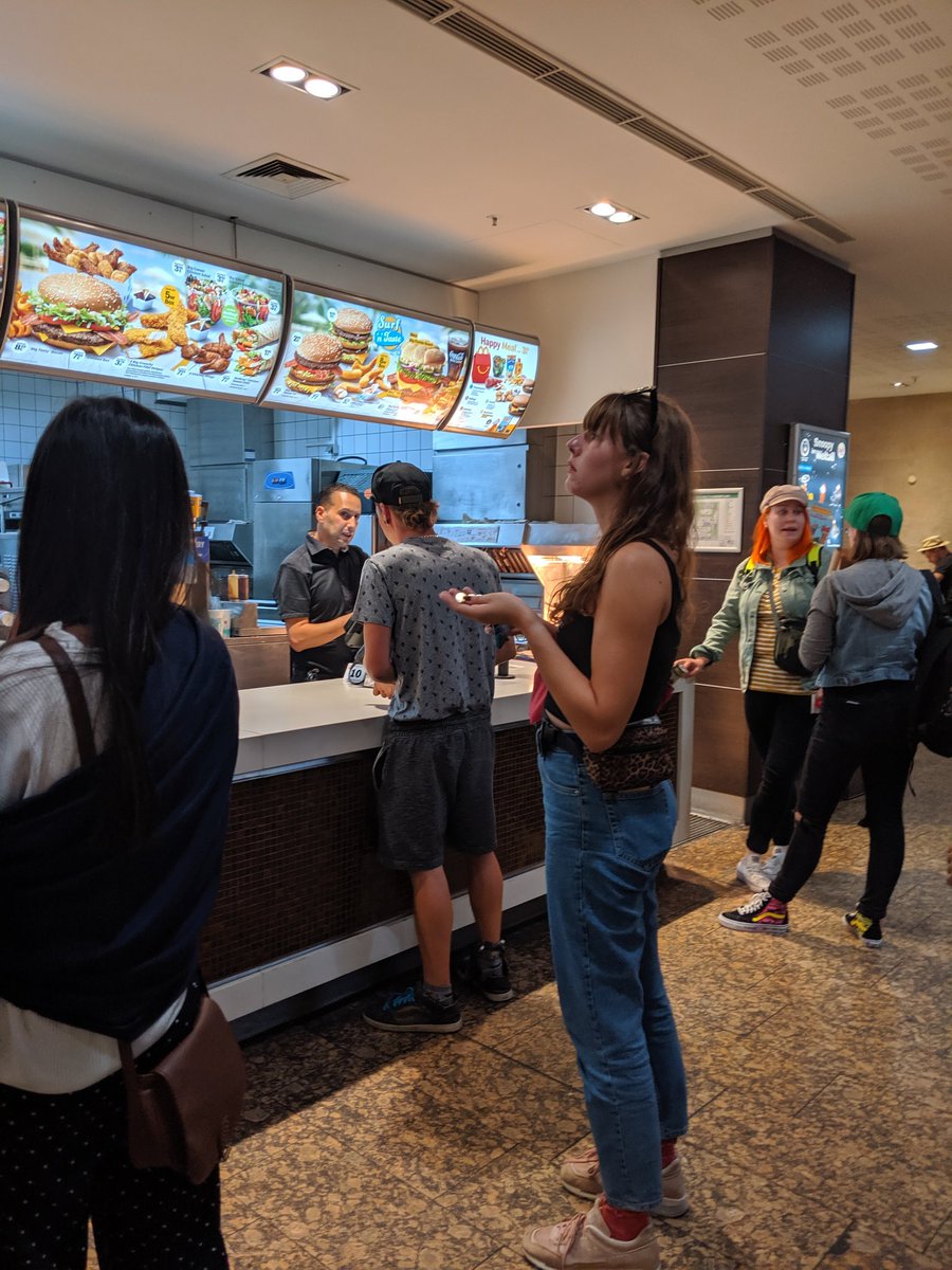 Katthrynn_'s tweet photo. Look who got served before everyone else who queued for at least 10 minutes...???!!! https://t.co/74dClMNjFw