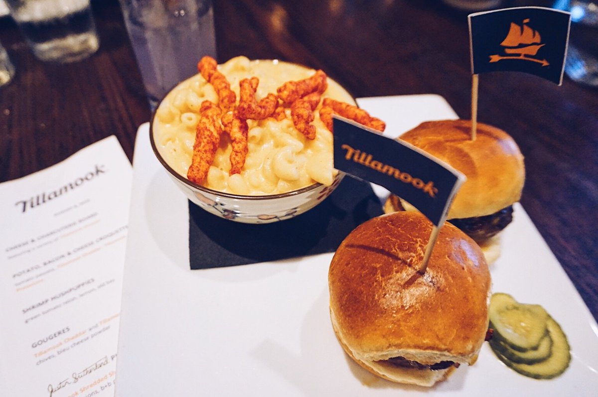 everydaychiffon's tweet photo. Had such a fun night at the @TillamookCheese event! #Ad check out my post recapping the night, sharing a Juicy Lucy recipe + 5 date night ideas https://t.co/7hePwMd5RP #tillamook_partner #MeltyFest https://t.co/784JEP9rSM