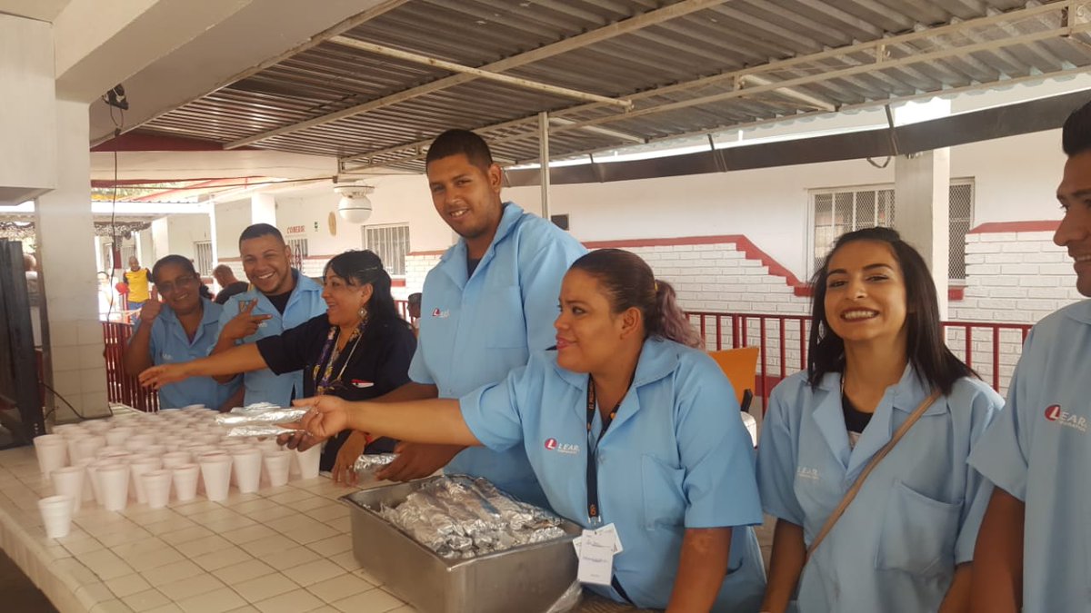 UnitedWayFUCH's tweet photo. El día de ayer nuestros voluntarios de #LearSanLorenzo llevaron un poco de alegría a la Instituci��n Signos de Amor A.C - CRAEM. 
Nuestros entusiastas #voluntarios pasaron la mañana en la institución conviviendo con jóvenes y adultos mayores que padecen enfermedades mentales. https://t.co/J12utPsofo