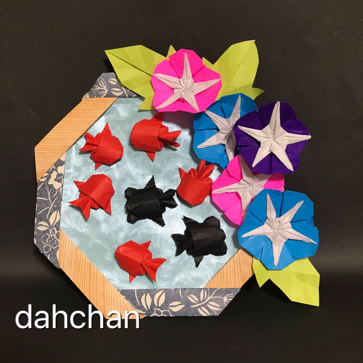 だ ちゃん Dahchan 創作折り紙作家どす アメリカオハイオ州の折り紙展覧会に出展した作品その2 朝顔が咲き誇っているwスパイラルリースに金魚たちを泳がせてみた タイトル長っ スタンドつけたよ 朝顔は未公開作品 折り紙 折り紙作品 金魚