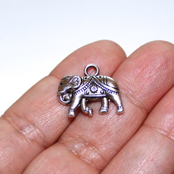 Craftsentials's tweet image. super sale!! Check out Sacred Elephant Charms Antique Silver Tone 2 sided (5 charms in one lot)  ebay.us/iJIoG5 via @eBay #elephant #sacred #indianelephant #spiritual #elephantcharm #charms #charmbracelet #charm #backtoschool #Zen #scaredelephant