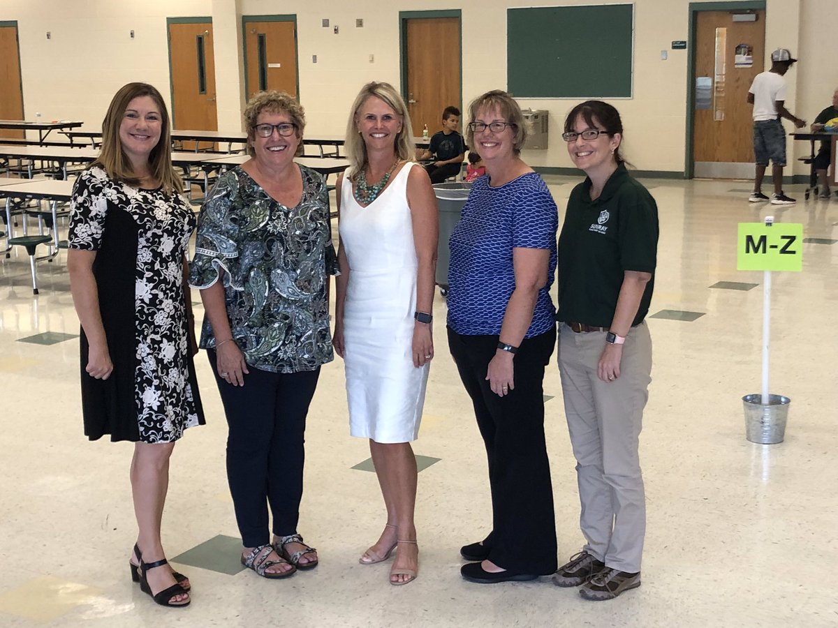 LisaBLiteracy's tweet photo. Looking forward to a fantastic 2nd year at Sunray! I love my team! #sunraysoars @sunrayexplorers https://t.co/adbaBV3Y4C