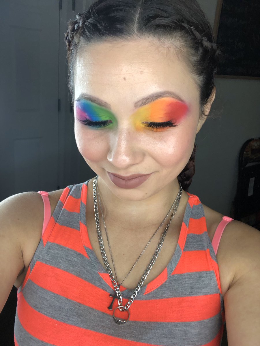 TheSelena_Lopez's tweet photo. I can only imagine moving into the new house and having an ABH package waiting 😭😭😍😍🤯🤯@norvina1 #TheList https://t.co/WU5ufsq1ss